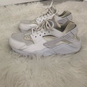 Women’s White Nike Huarache Size 7.5
